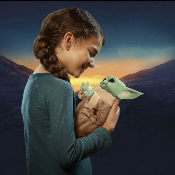 The Mandalorian Galactic Snackin' Grogu Animatronic Action Figure - Picture 5 of 5